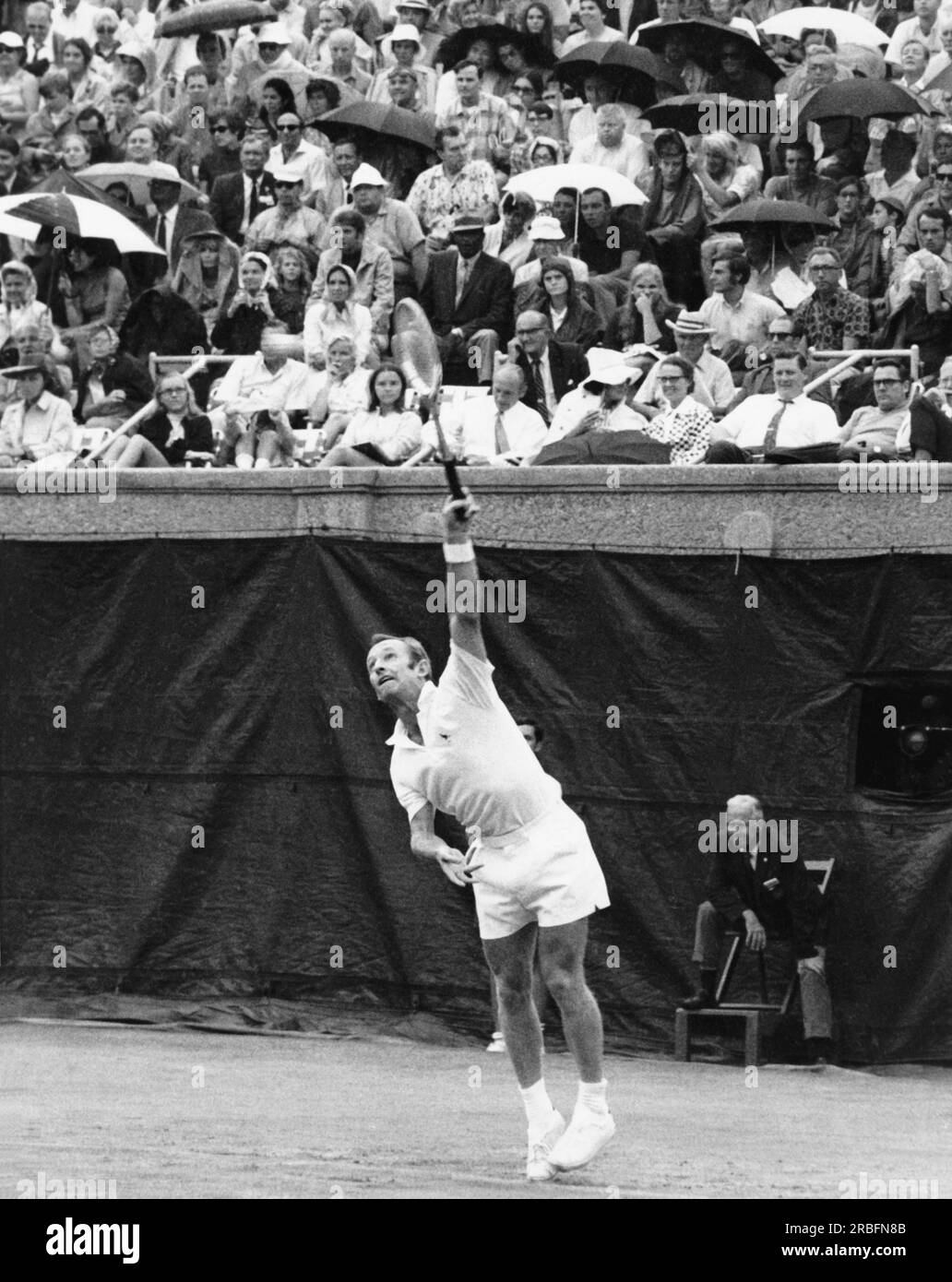 Forest Hills, New York : 6 septembre 1969 le joueur de tennis professionnel Rod laver sert contre Arthur Ashe dans la sem-finale des États-Unis Open tennis Championship. Banque D'Images