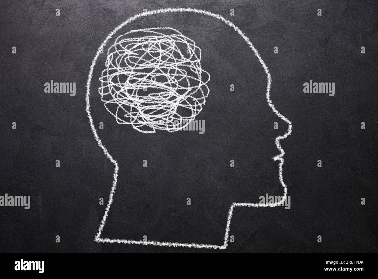 Silhouette dessinée d'une tête humaine avec une boule de fil enchevêtrée dans le cerveau. Concept de confusion, pensées enchevêtrées, recherche de la vérité Banque D'Images