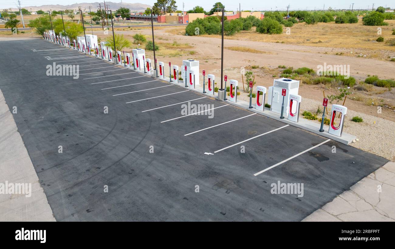 Eloy, Arizona, États-Unis, décembre 22, 2023, nouvelles stations de recharge Tesla à Eloy , Arizona sont montrées dans une vue aérienne. Banque D'Images