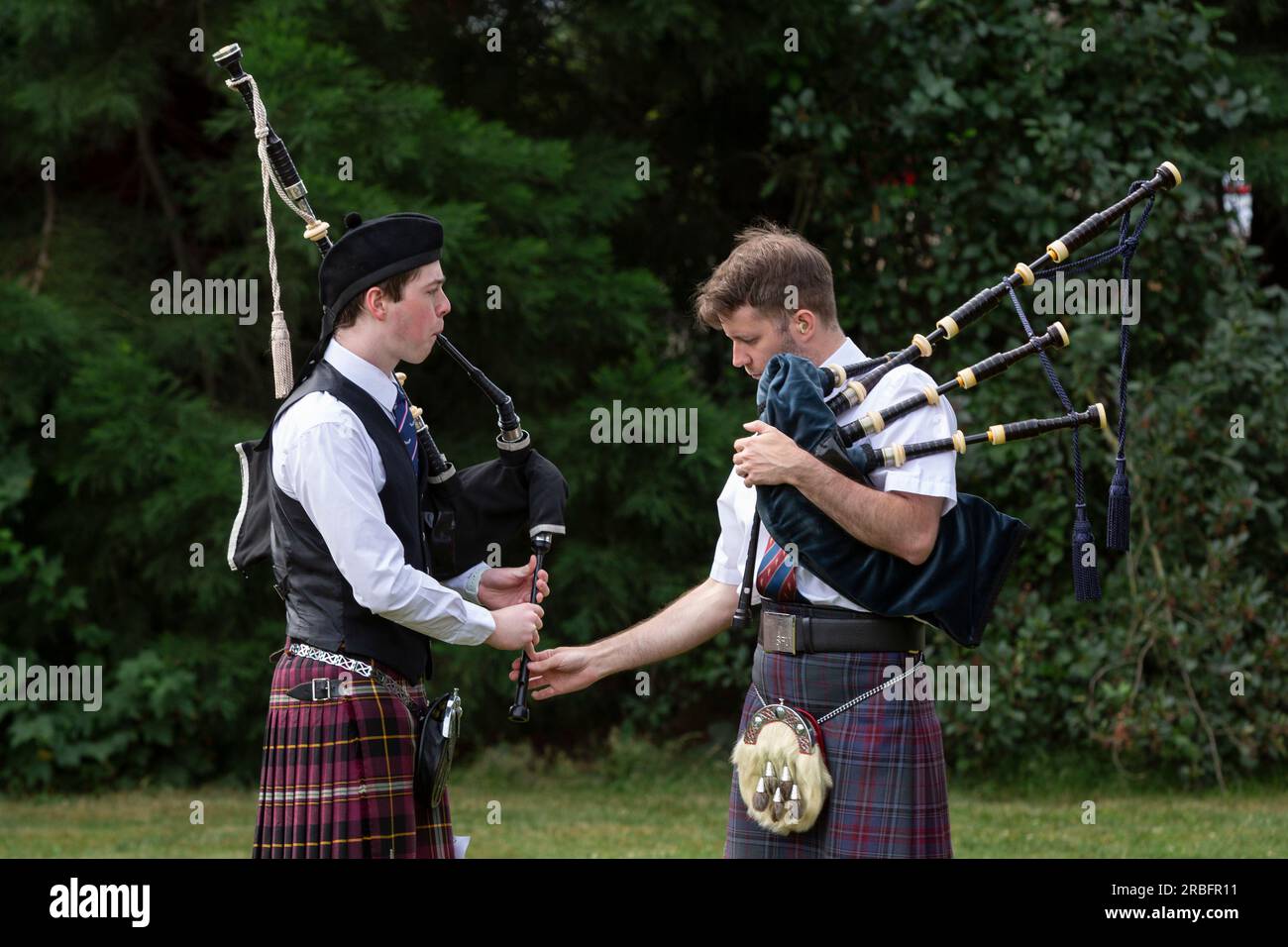 Deux jeunes hommes se préparent à concourir en solo aux Jeux des Highlands de Skagit Valley à Mount Vernon, Washington, le samedi 8 juillet 2023. Banque D'Images