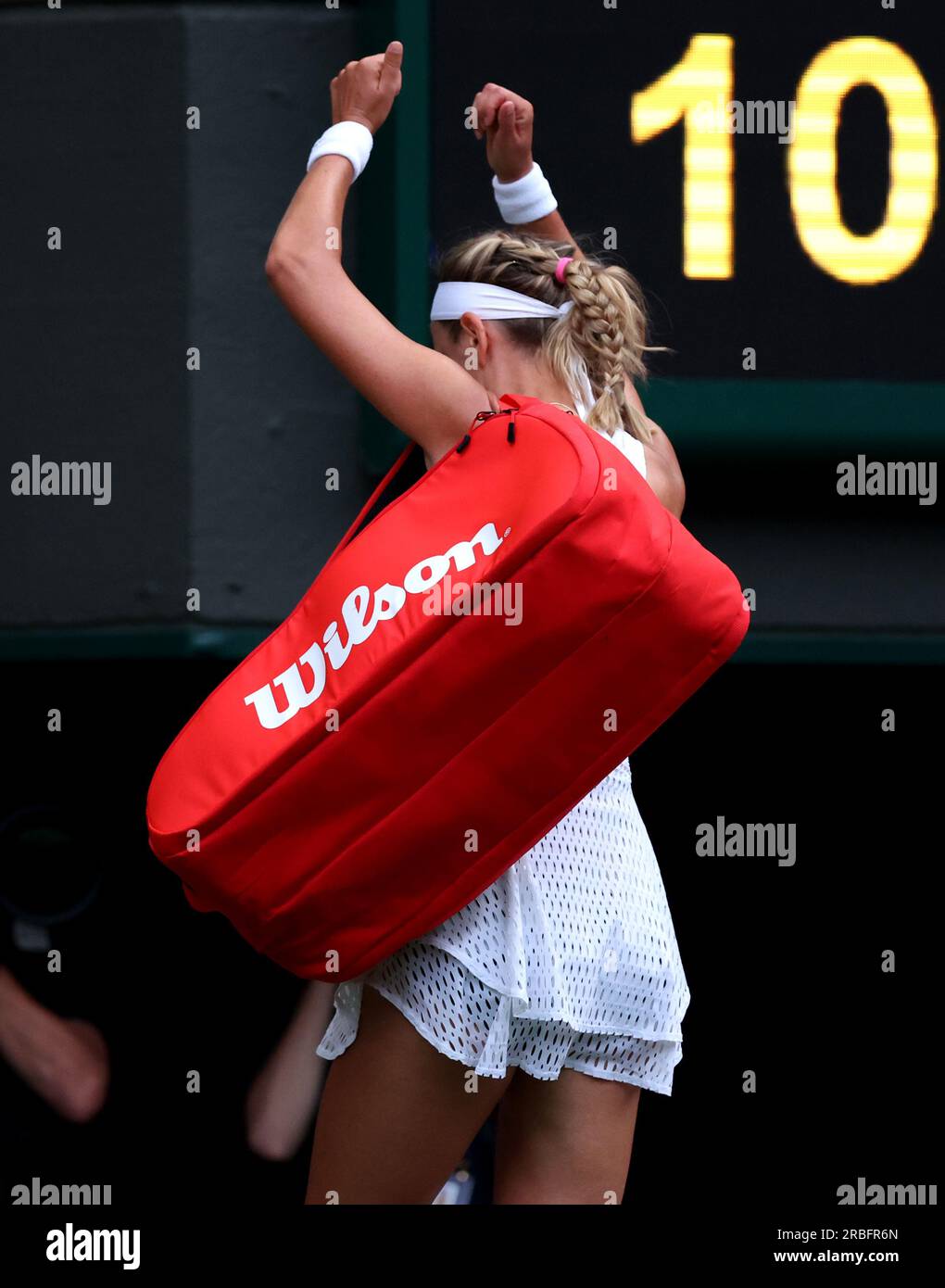 Victoria Azarenka réagit alors qu'elle quitte le court après son match contre Elina Svitolina (non représenté) le septième jour des Championnats de Wimbledon 2023 au All England Lawn tennis and Croquet Club à Wimbledon. Date de la photo : dimanche 9 juillet 2023. Banque D'Images