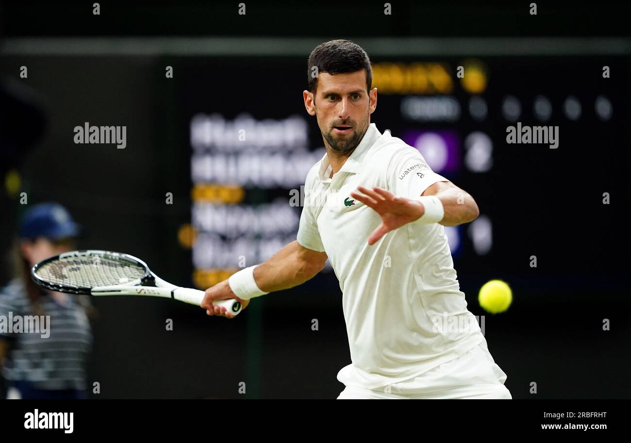 Novak Djokovic en action contre Hubert Hurkacz (non représenté) lors du septième jour des Championnats de Wimbledon 2023 au All England Lawn tennis and Croquet Club à Wimbledon. Date de la photo : dimanche 9 juillet 2023. Banque D'Images Novak Djokovic en action contre Hubert Hurkacz (non représenté) lors du septième jour des Championnats de Wimbledon 2023 au All England Lawn tennis and Croquet Club à Wimbledon. Date de la photo : dimanche 9 juillet 2023. Banque D'Images
