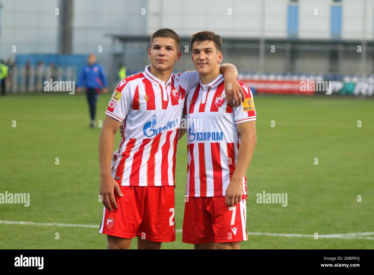 Saint-Pétersbourg, Russie. 08 juillet 2023. Jovan Mijatovic (22), Jovan Sljivic (7) de Crvena Zvezda en action lors du match de football de la Premier Cup pari entre Crvena Zvezda Belgrade et Neftci Baku au stade Smena. L'équipe Crvena Zvezda Belgrade FC a gagné contre Neftci avec un score final de 4:0. Crédit : SOPA Images Limited/Alamy Live News Banque D'Images