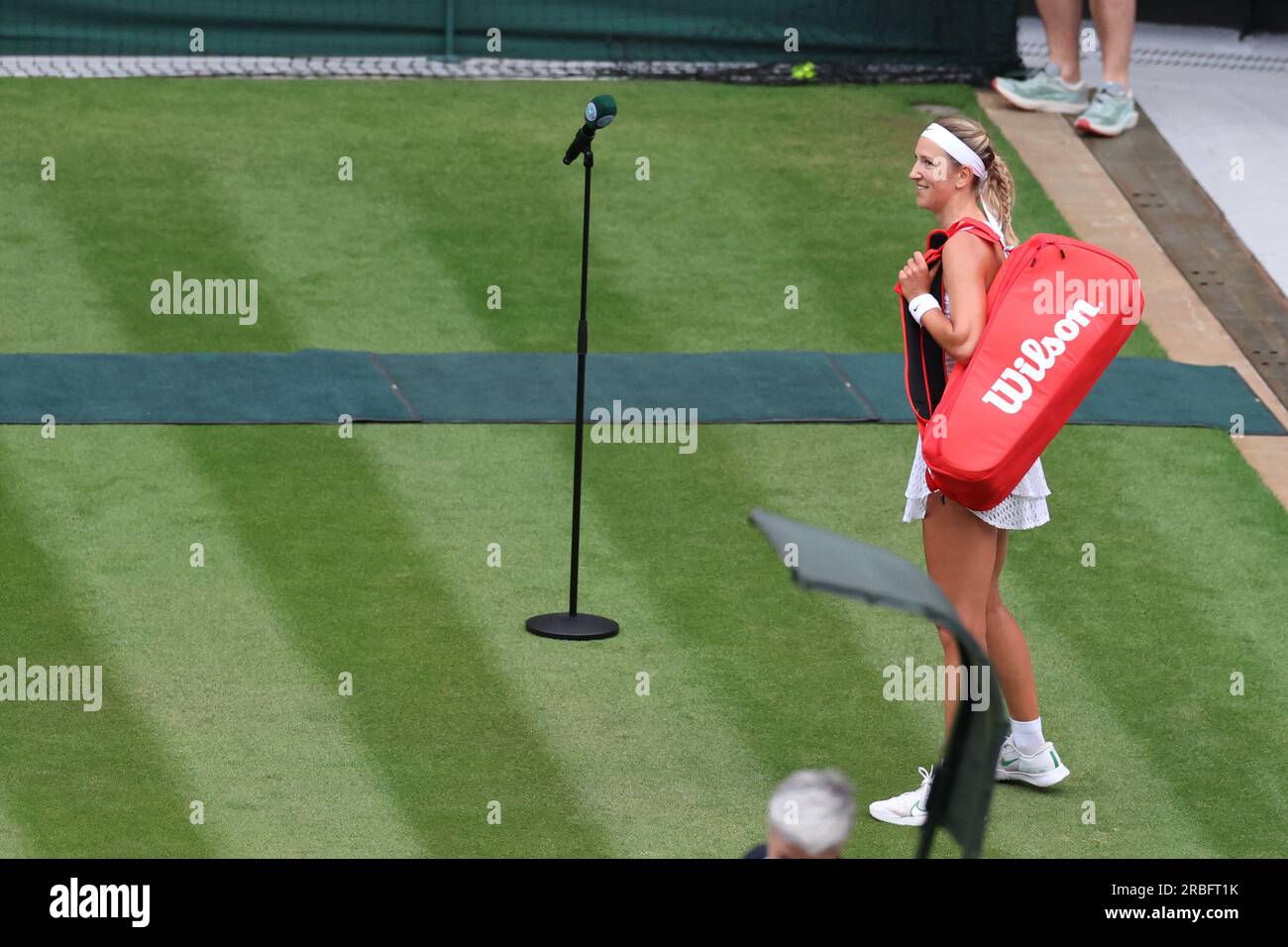 Wimbledon, Royaume-Uni. 9 juillet 2023 ; All England Lawn tennis and Croquet Club, Londres, Angleterre : tournoi de tennis de Wimbledon ; Victoria Azarenka rit des hubs de la foule numéro un du court après sa défaite contre Elina Svitolina crédit : action plus Sports Images/Alamy Live News Banque D'Images