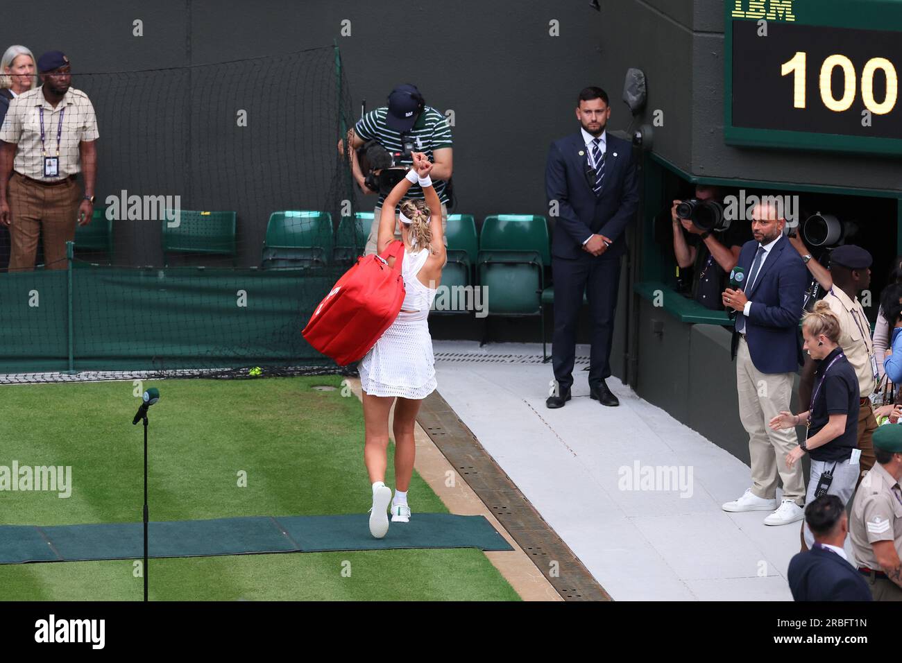Wimbledon, Royaume-Uni. 9 juillet 2023 ; All England Lawn tennis and Croquet Club, Londres, Angleterre : tournoi de tennis de Wimbledon ; Victoria Azarenka effectue un geste vers la foule numéro un du court après avoir perdu contre Elina Svitolina crédit : action plus Sports Images/Alamy Live News Banque D'Images