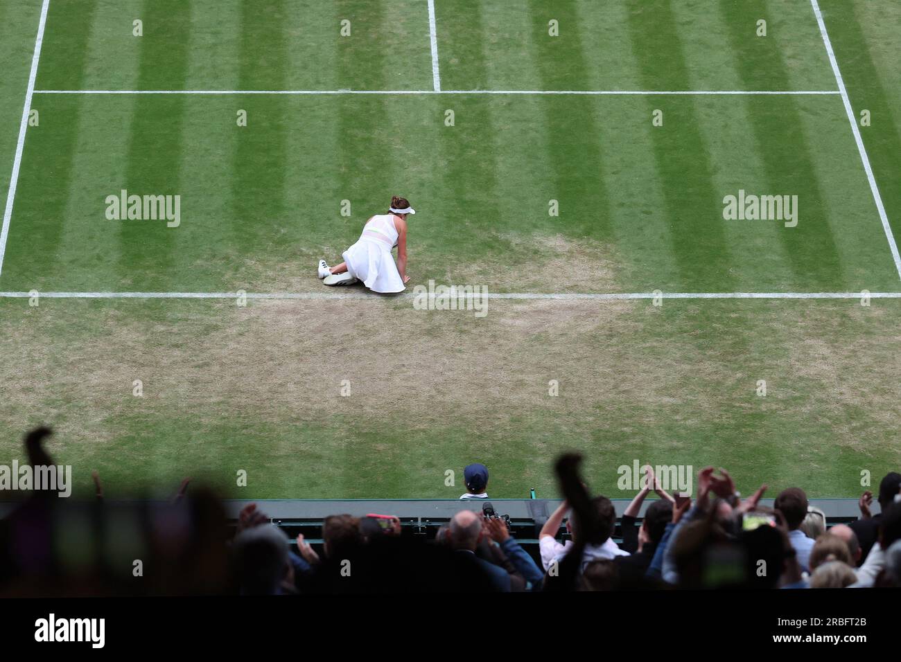 Wimbledon, Royaume-Uni. 9 juillet 2023 ; All England Lawn tennis and Croquet Club, Londres, Angleterre : tournoi de tennis de Wimbledon ; Elina Svitolina tombe sur le court après avoir remporté son match contre Victoria Azarenka crédit : action plus Sports Images / Alamy Live News Banque D'Images