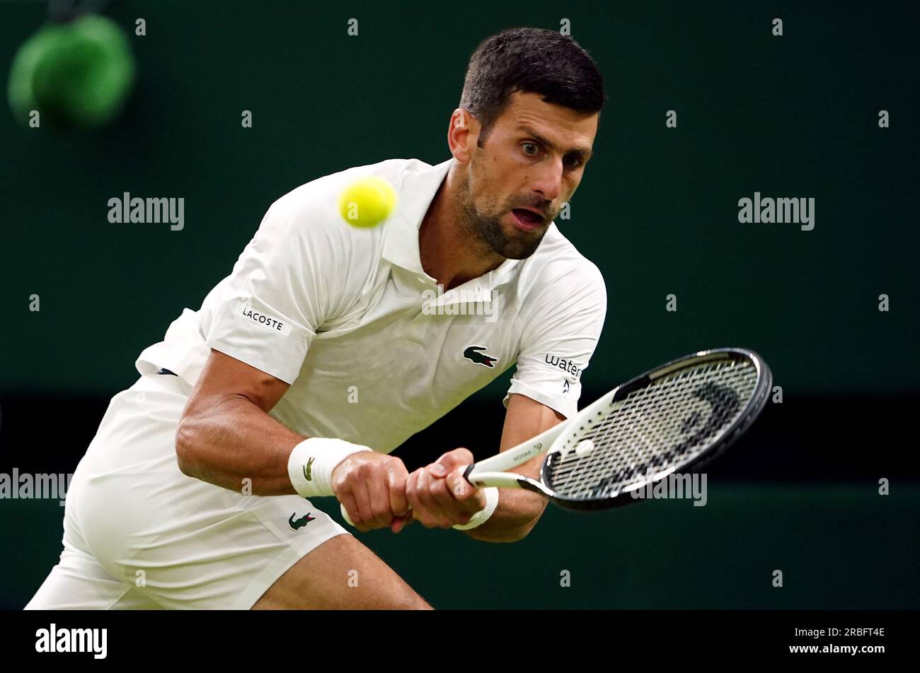 Novak Djokovic en action contre Hubert Hurkacz (non représenté) lors du septième jour des Championnats de Wimbledon 2023 au All England Lawn tennis and Croquet Club à Wimbledon. Date de la photo : dimanche 9 juillet 2023. Banque D'Images Novak Djokovic en action contre Hubert Hurkacz (non représenté) lors du septième jour des Championnats de Wimbledon 2023 au All England Lawn tennis and Croquet Club à Wimbledon. Date de la photo : dimanche 9 juillet 2023. Banque D'Images
