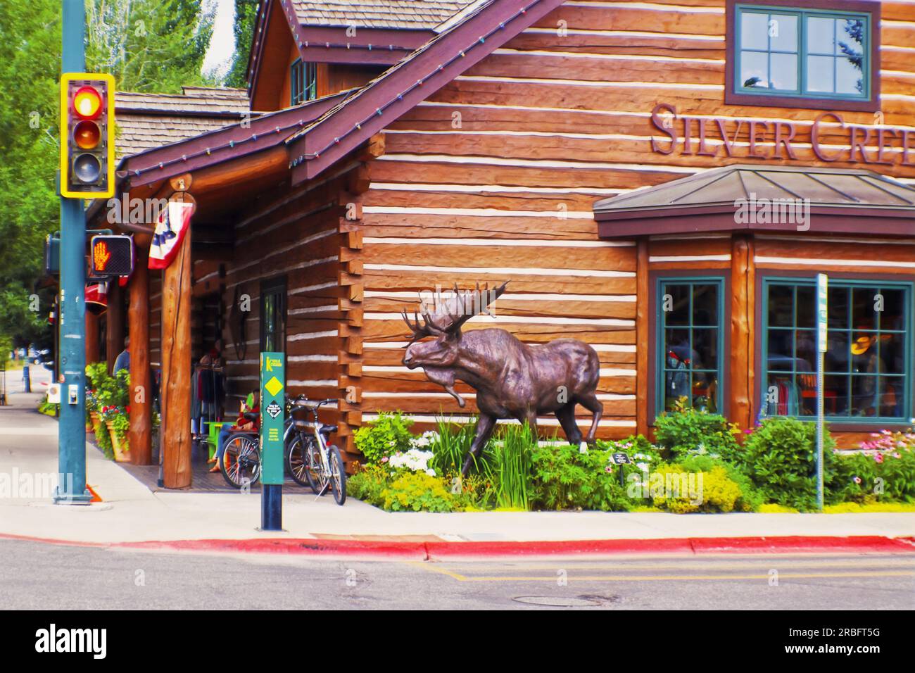 6-8-2017 Ketchum USA - Centre-ville Ketchum Idaho Street Corner avec cabane en rondins et sculpture à l'orignal près de Sun Valley - dernière maison et lieu d'enterrement de E Banque D'Images
