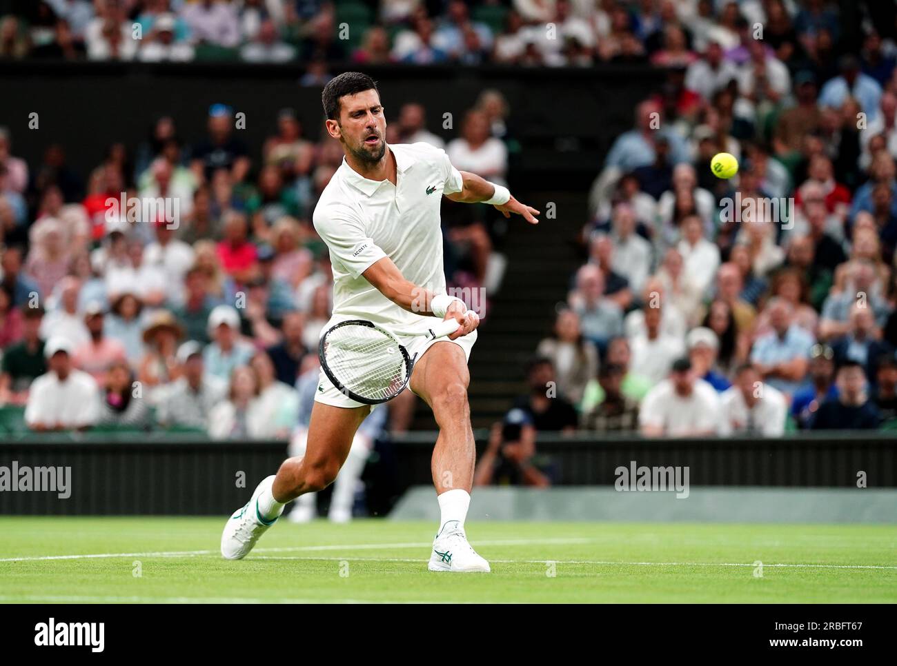 Novak Djokovic en action contre Hubert Hurkacz (non représenté) lors du septième jour des Championnats de Wimbledon 2023 au All England Lawn tennis and Croquet Club à Wimbledon. Date de la photo : dimanche 9 juillet 2023. Banque D'Images Novak Djokovic en action contre Hubert Hurkacz (non représenté) lors du septième jour des Championnats de Wimbledon 2023 au All England Lawn tennis and Croquet Club à Wimbledon. Date de la photo : dimanche 9 juillet 2023. Banque D'Images
