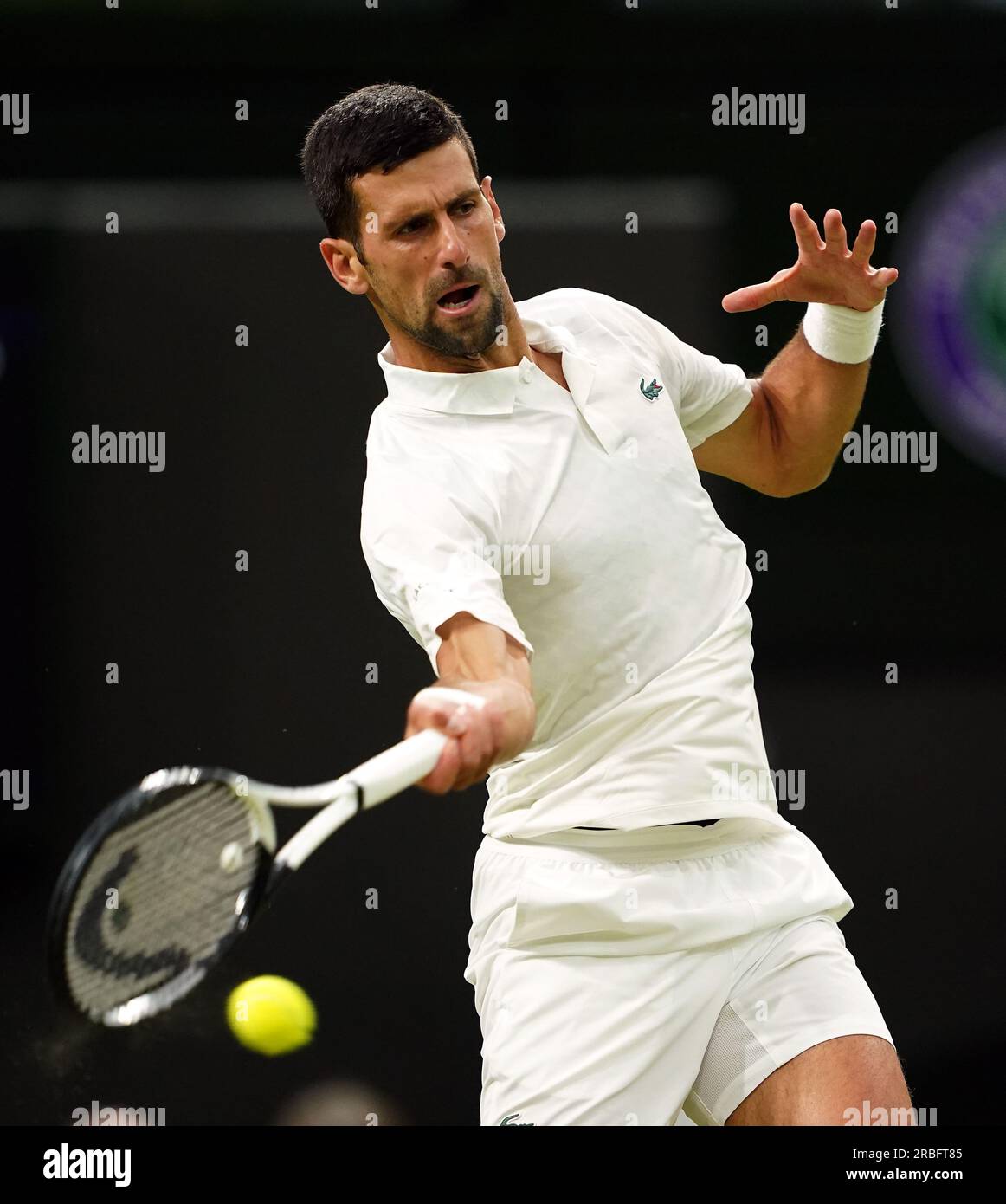 Novak Djokovic en action contre Hubert Hurkacz (non représenté) lors du septième jour des Championnats de Wimbledon 2023 au All England Lawn tennis and Croquet Club à Wimbledon. Date de la photo : dimanche 9 juillet 2023. Banque D'Images Novak Djokovic en action contre Hubert Hurkacz (non représenté) lors du septième jour des Championnats de Wimbledon 2023 au All England Lawn tennis and Croquet Club à Wimbledon. Date de la photo : dimanche 9 juillet 2023. Banque D'Images