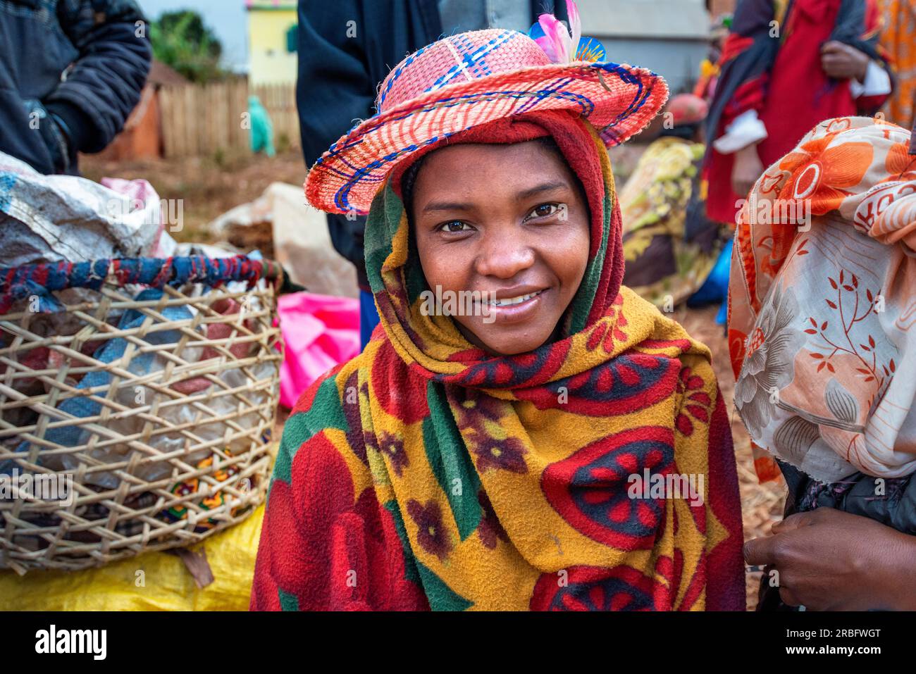 Robes locales dans le marché marche Sandrandahy, Ambositra, île de Madagascar. Ambositra est la capitale de la région d'Amoron'i Mania, et d'Ambositra Banque D'Images