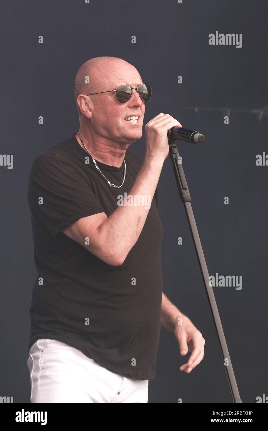 Le chanteur Glenn Gregory avec le groupe anglais de New Wave Heaven 17 se produisant sur scène au let's Rock Festival de Southampton. Banque D'Images