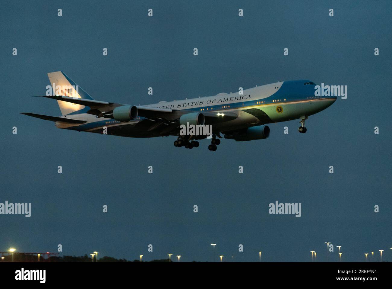 Aéroport de Stansted, Essex, Royaume-Uni. 9 juillet 2023. Le président AMÉRICAIN Joe Biden a atterri à l'aéroport de Stansted à bord d'un Boeing VC-25 (spécialement converti VVIP 747) indicatif "Air Force One" dans la soirée, prêt pour des réunions avec le PM Rishi Sunak et le roi Charles III lundi Banque D'Images