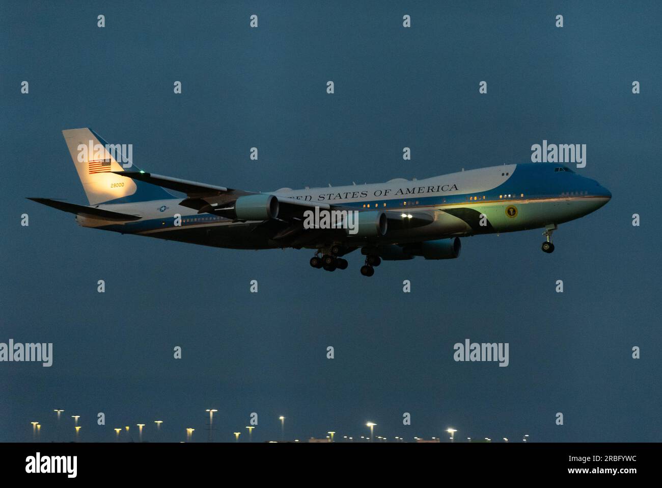 Aéroport de Stansted, Essex, Royaume-Uni. 9 juillet 2023. Le président AMÉRICAIN Joe Biden a atterri à l'aéroport de Stansted à bord d'un Boeing VC-25 (spécialement converti VVIP 747) indicatif "Air Force One" dans la soirée, prêt pour des réunions avec le PM Rishi Sunak et le roi Charles III lundi Banque D'Images