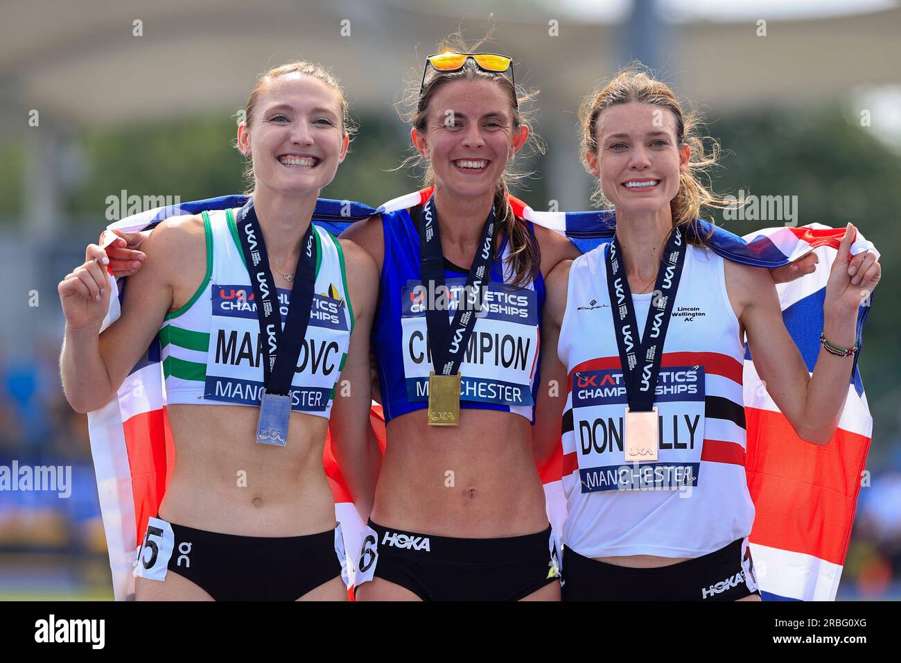 Jessica Warner-Judd célèbre sa médaille d’or au 5000m féminin avec Amy Eloise Markovc et Abbie Donnelly lors des Championnats du Royaume-Uni d’athlétisme à Manchester Regional Arena, Manchester, Royaume-Uni, le 9 juillet 2023 (photo de Conor Molloy/News Images) Banque D'Images