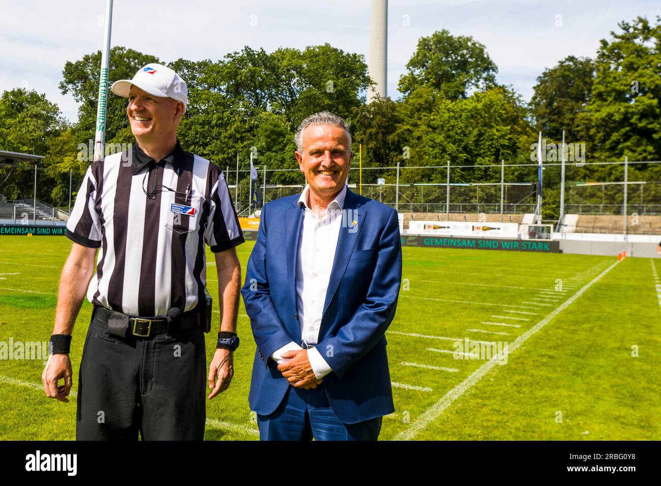 Ligue européenne de football, ELF/ match : Paris Mousquetaires à Stuttgart Surge en juillet. 09. 2023 , au Gazi Stadium , Stuttgart , Allemagne Frank Nopper /Oberbürgermeister von Stuttgart mit dem White Cap Herrn Kristensen Banque D'Images