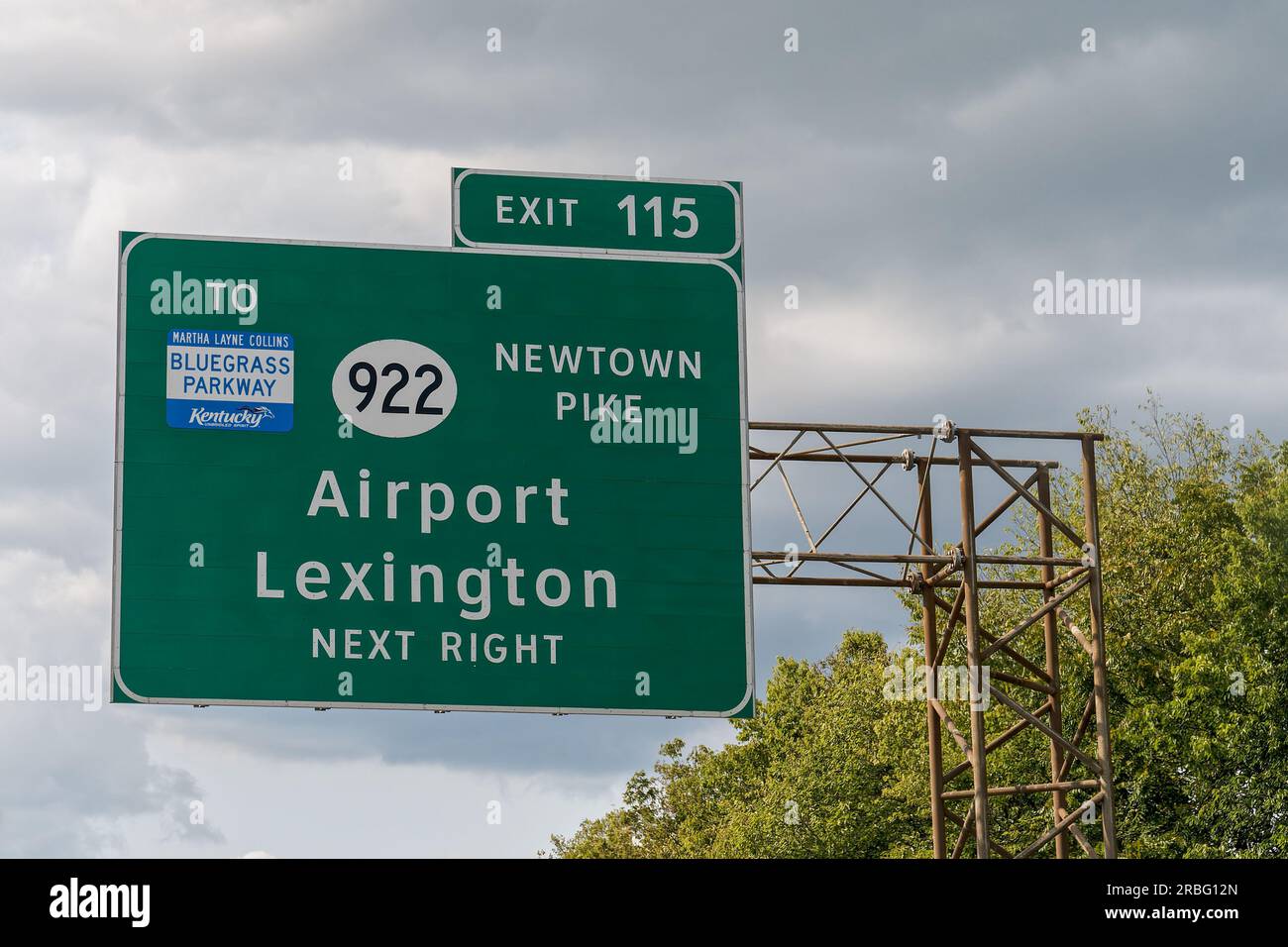Lexington, KY - 10 septembre 2021 : panneau pour la sortie 115 de l'I 64, I 75 pour KY 922 Newtown Pike et Martha Layne Collins Bluegrass Parkway vers l'Airpor Banque D'Images