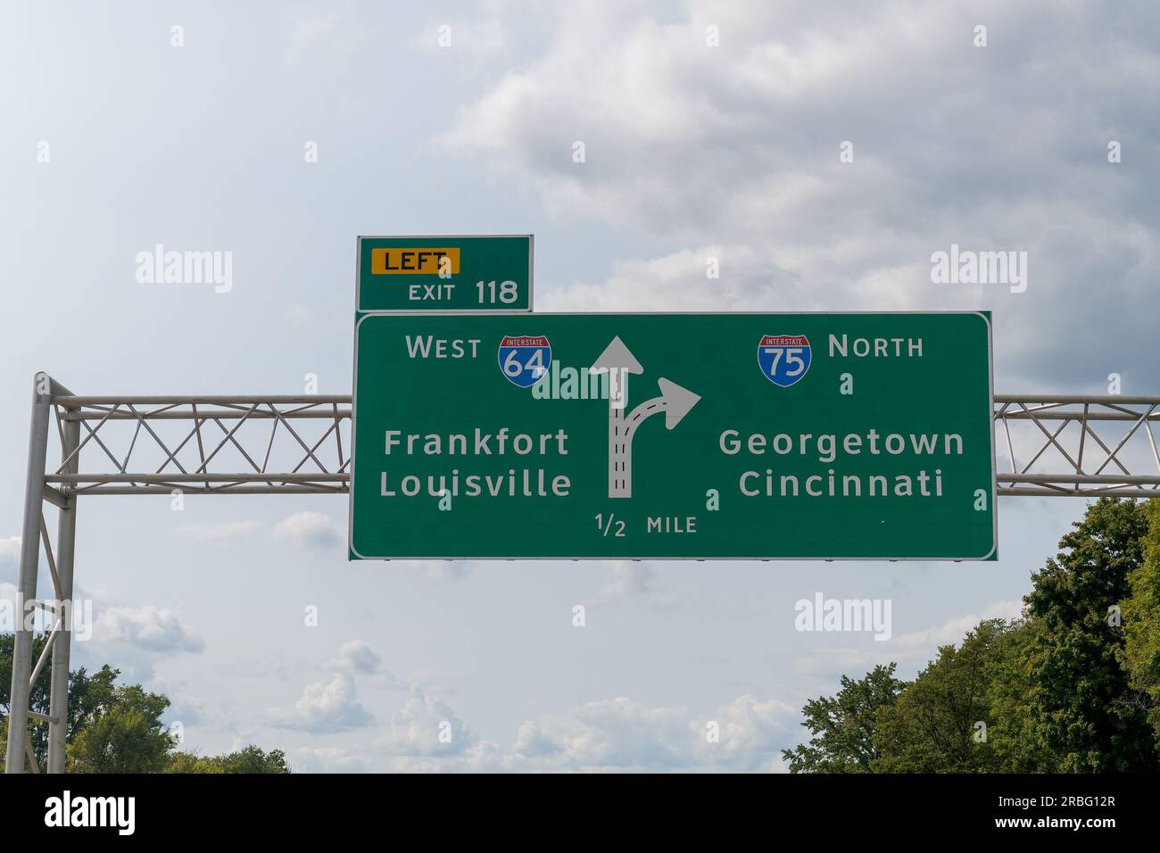 Lexington, KY - 10 septembre 2021 : panneau pour gauche sortie 118 pour I64 Ouest vers Frankfort et Lousiville, et continuer sur I75 Nord vers Georgetown et Banque D'Images