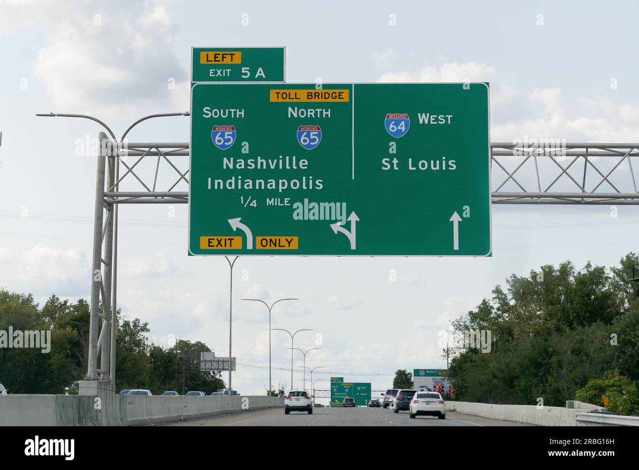 Louisville, Kentucky - 10 septembre 2021 : sortie 5a panneau à l'intersection de l'I64 West vers St Louis et De L'I65 North - South vers Nashville et Indiana Banque D'Images