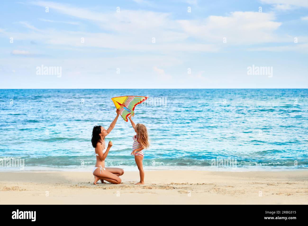 Family sitting on tropical beach. Vacances en famille, beach concept Banque D'Images