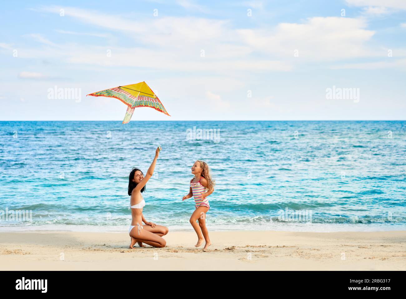 Family sitting on tropical beach. Vacances en famille, beach concept Banque D'Images