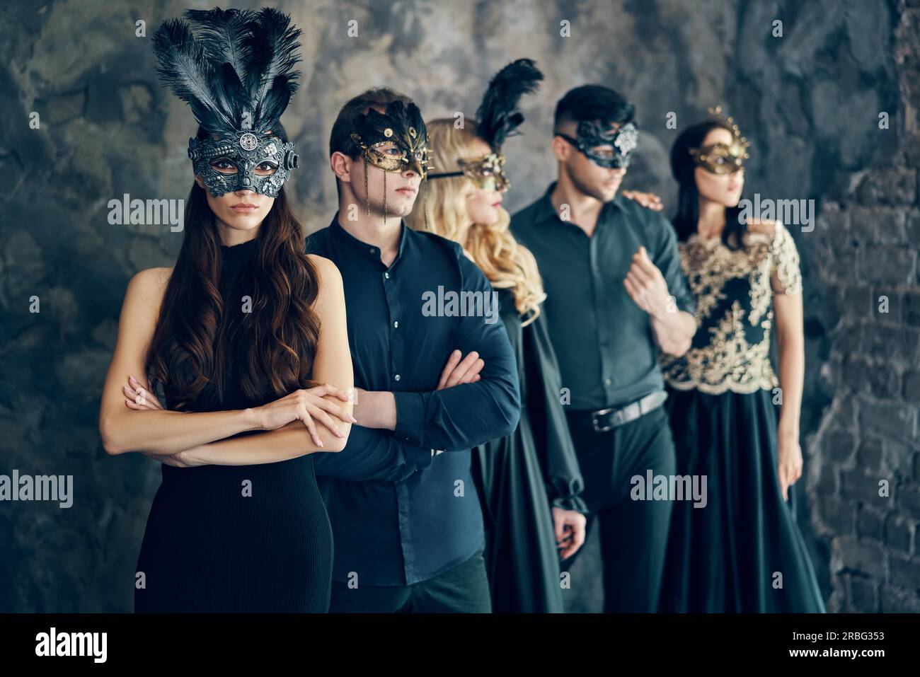 Groupe de personnes dans masquerade masque carnaval posing in studio. Belles femmes et hommes portant le masque de Venise. Fashion, party, amis concept Banque D'Images