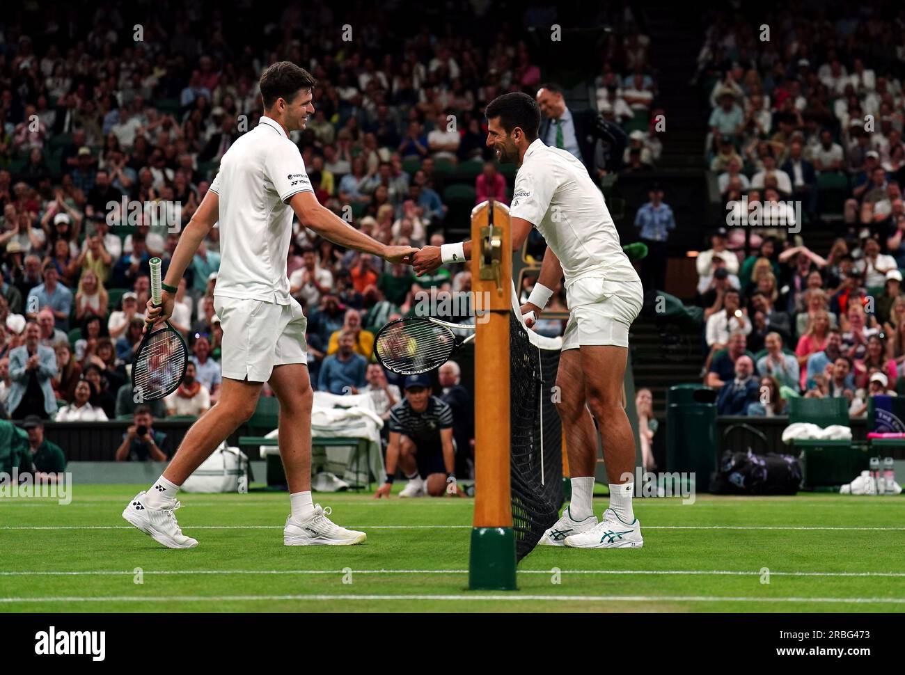 Hubert Hurkacz et Novak Djokovic (à droite) parlent après que ce dernier est entré en collision avec le filet le septième jour des Championnats de Wimbledon 2023 au All England Lawn tennis and Croquet Club à Wimbledon. Date de la photo : dimanche 9 juillet 2023. Banque D'Images Hubert Hurkacz et Novak Djokovic (à droite) parlent après que ce dernier est entré en collision avec le filet le septième jour des Championnats de Wimbledon 2023 au All England Lawn tennis and Croquet Club à Wimbledon. Date de la photo : dimanche 9 juillet 2023. Banque D'Images