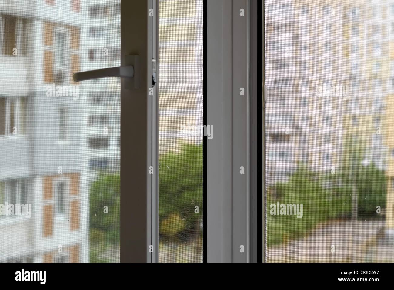 Fenêtre ouverte avec une moustiquaire pour empêcher les insectes et les insectes, comme les mouches, les abeilles, les moustiques ou les guêpes d'entrer Banque D'Images