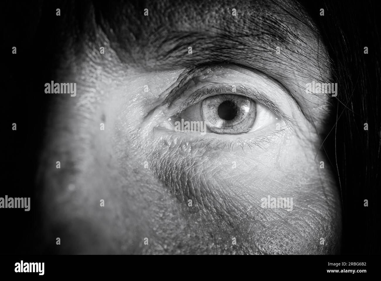 Gros plan de l'œil bleu d'une femme avec une lentille de contact dure Banque D'Images
