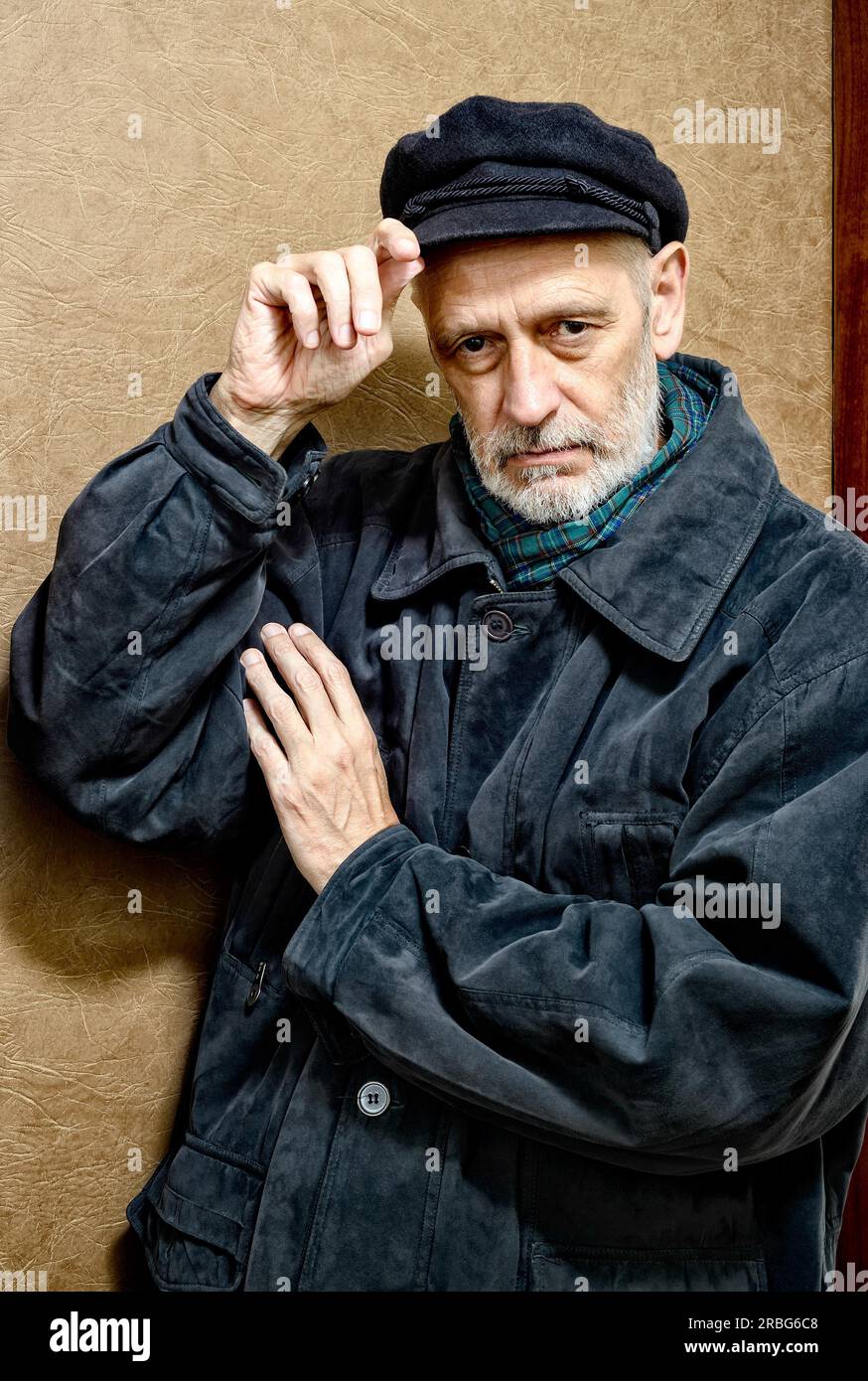Portrait d'un homme mûr avec une barbe blanche s'adapter son capuchon sur la tête. Il pourrait être un marin, un travailleur, un docker, ou même d'un bandit ou d'un voyou. Il Banque D'Images