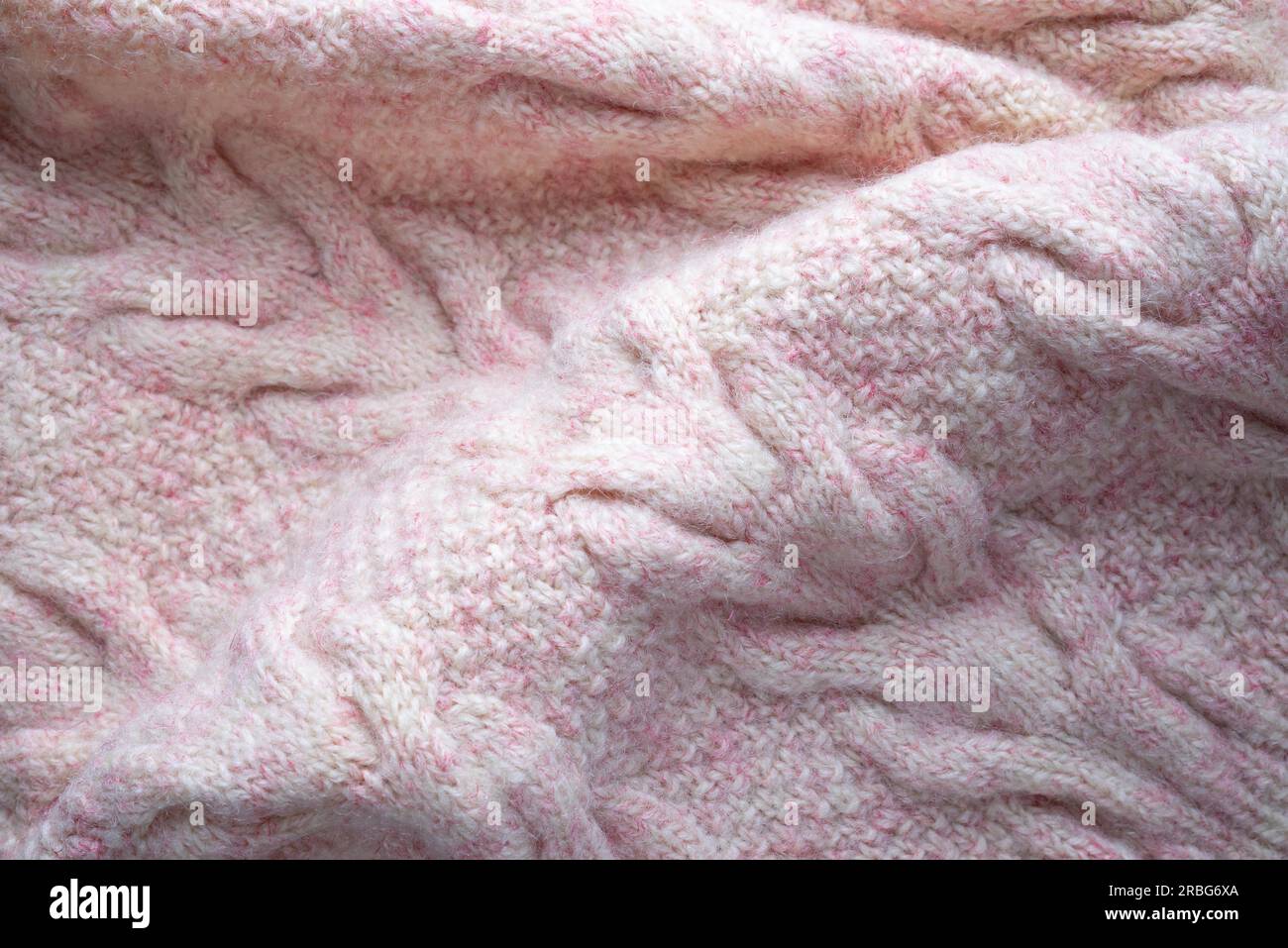 Les replis d'une rose en laine tricoté pull chaud pour servir d'arrière-plan Banque D'Images