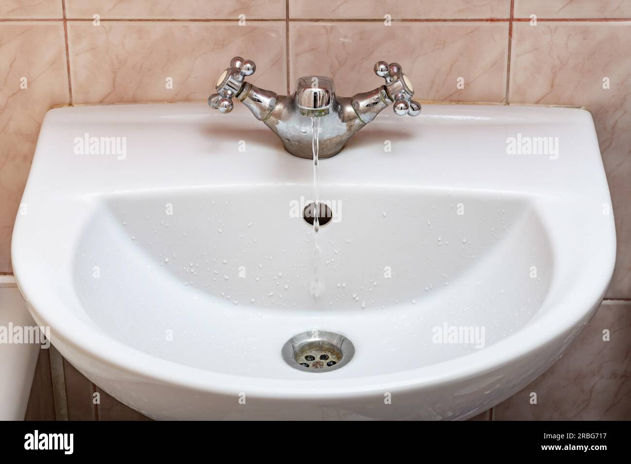 Image horizontale d'un robinet avec de l'eau s'écoule lentement pendant une période de pénurie Banque D'Images