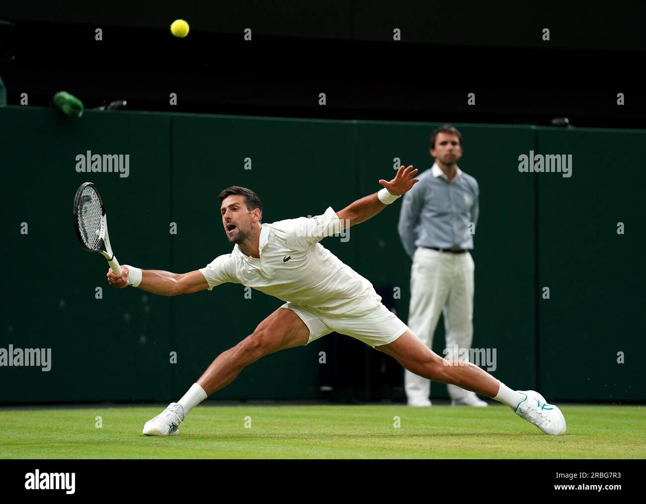 Novak Djokovic en action contre Hubert Hurkacz (non représenté) lors du septième jour des Championnats de Wimbledon 2023 au All England Lawn tennis and Croquet Club à Wimbledon. Date de la photo : dimanche 9 juillet 2023. Banque D'Images Novak Djokovic en action contre Hubert Hurkacz (non représenté) lors du septième jour des Championnats de Wimbledon 2023 au All England Lawn tennis and Croquet Club à Wimbledon. Date de la photo : dimanche 9 juillet 2023. Banque D'Images
