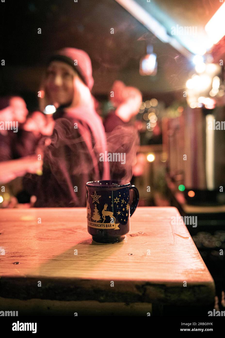 Vin chaud au marché de Noël Banque D'Images