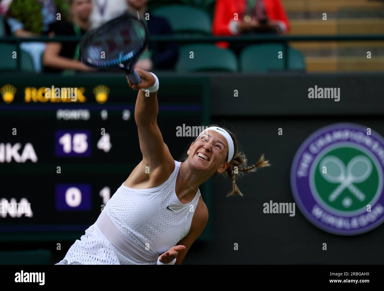 Wimbledon, Royaume-Uni. 09 juillet 2023. Victoria Azarenka sert à l'ukrainienne Elina Svitolina lors de leur match de quatrième tour contre aujourd'hui à Wimbledon. Svitolina a remporté le match dans un troisième set de rupture après avoir suivi un set down. Crédit : Adam Stoltman/Alamy Live News Banque D'Images