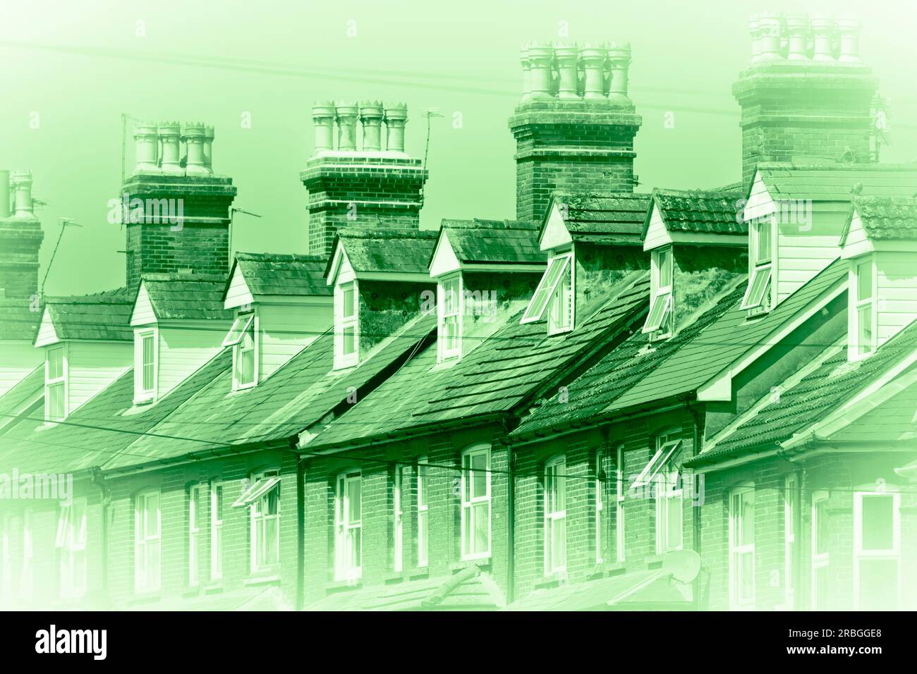 Image de fond vert montrant des maisons mitoyennes victoriennes à Basingstoke, Royaume-Uni. Concept : maisons vertes, énergies renouvelables, maisons isolantes, epc Banque D'Images