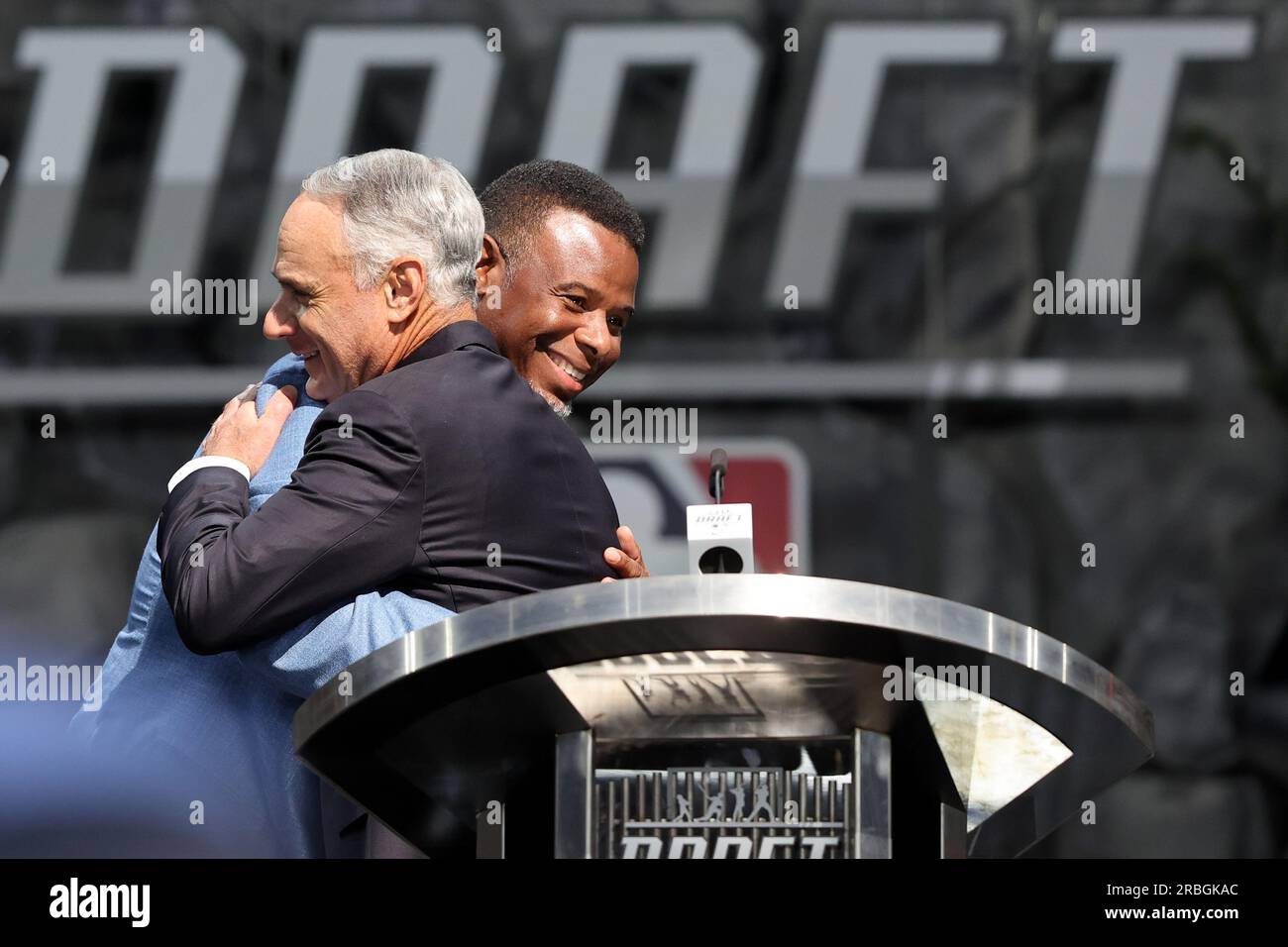 Seattle, États-Unis. 09 juillet 2023. Ken Griffey Jr reçoit un câlin du commissaire de la MLB Rob Manfred (L) avant d'annoncer le premier choix pour les Pirates de Pittsburgh lors de la draft 2023 au Lumen Field à Seattle, Washington, le dimanche 9 juillet 2023. Photo de Aaron Josefczyk/UPI crédit : UPI/Alamy Live News Banque D'Images