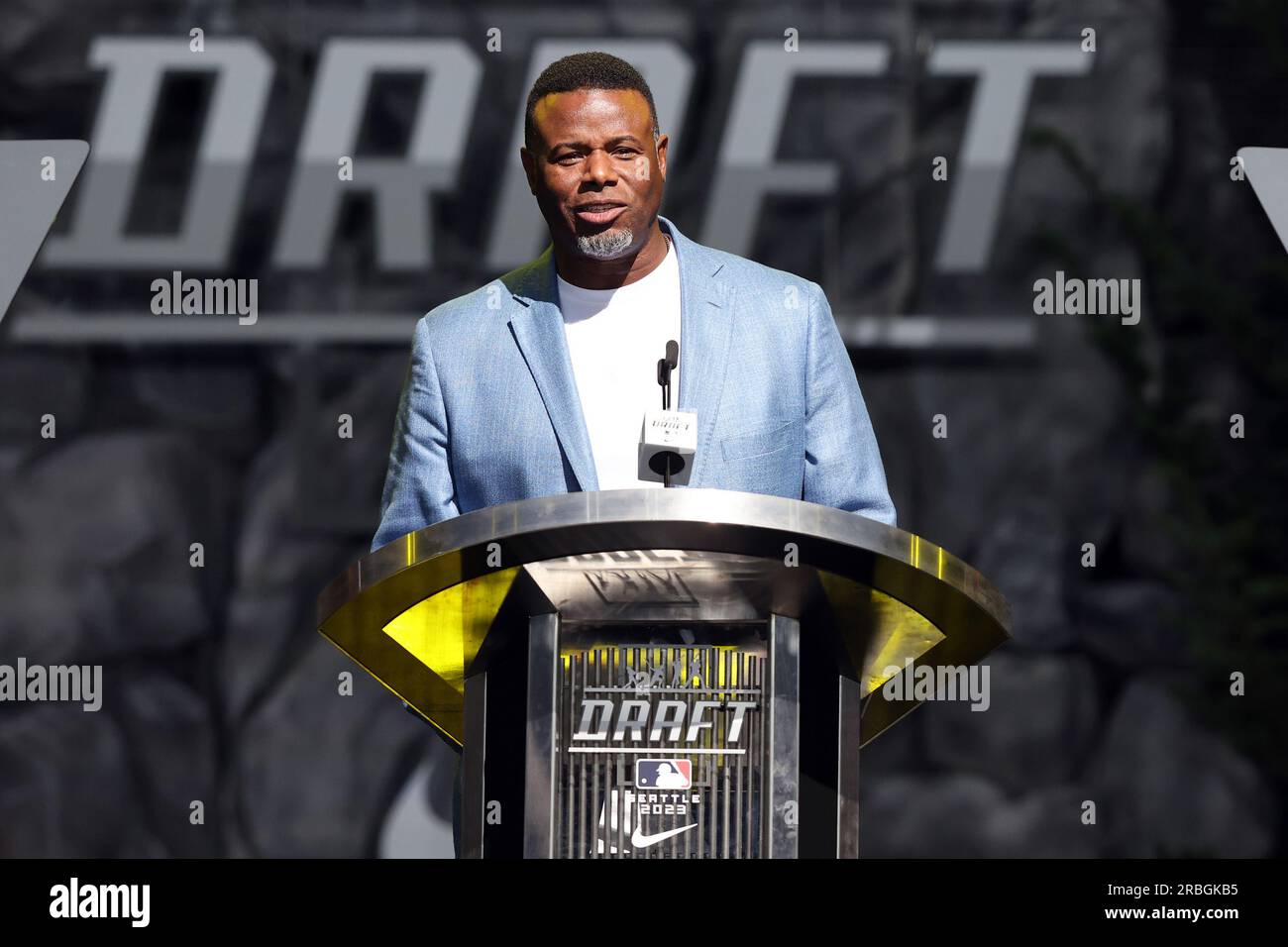 Seattle, États-Unis. 09 juillet 2023. Ken Griffey Jr.annonce le premier choix pour les Pirates de Pittsburgh lors de la draft 2023 au Lumen Field à Seattle, Washington, le dimanche 9 juillet 2023. Photo de Aaron Josefczyk/UPI crédit : UPI/Alamy Live News Banque D'Images