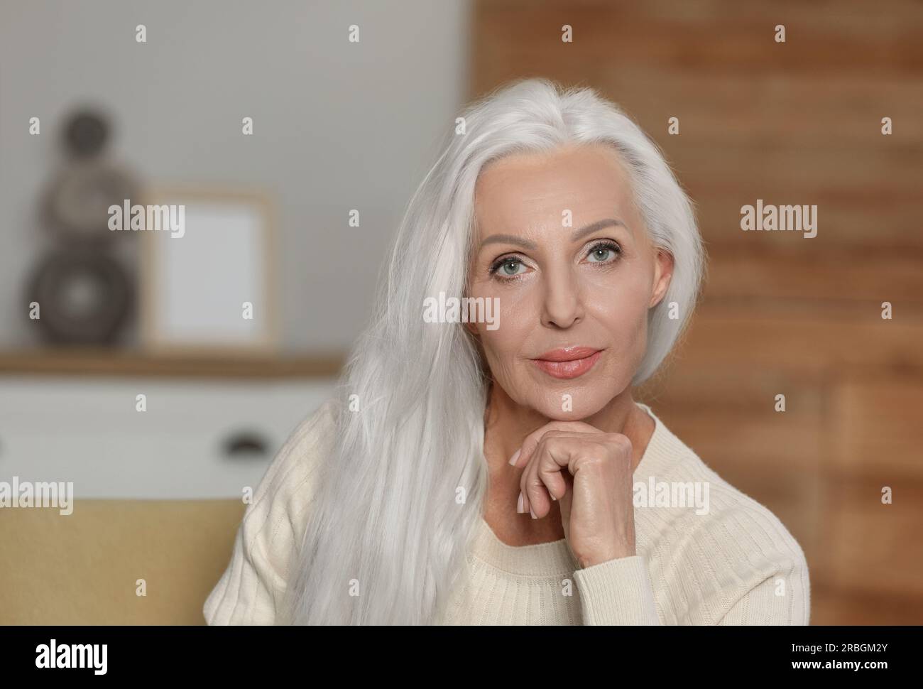 Portrait de belle femme avec la couleur des cheveux de frêne à l'intérieur Banque D'Images