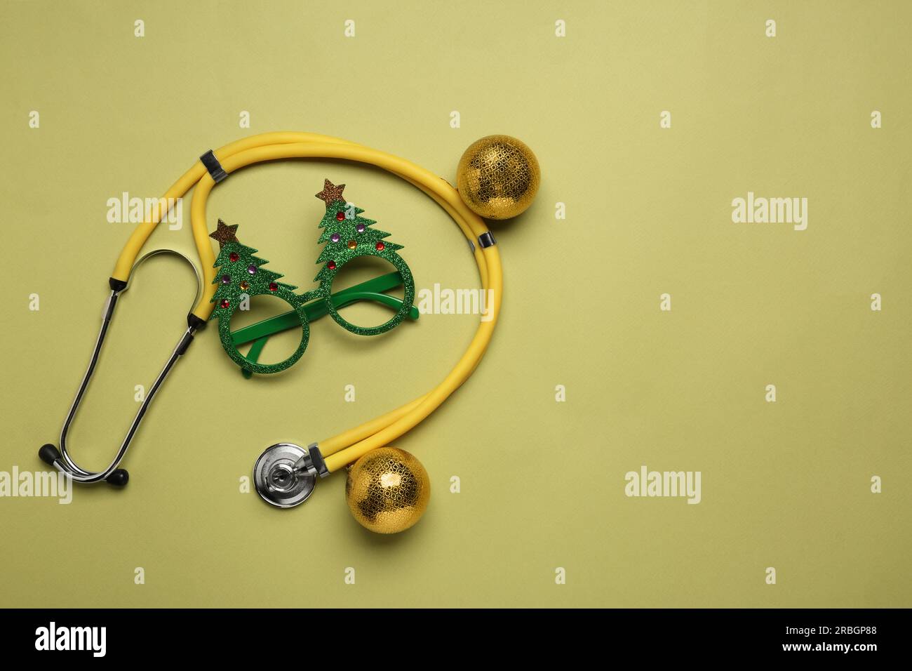composition verticale médicale de noël nouvel an avec stéthoscope