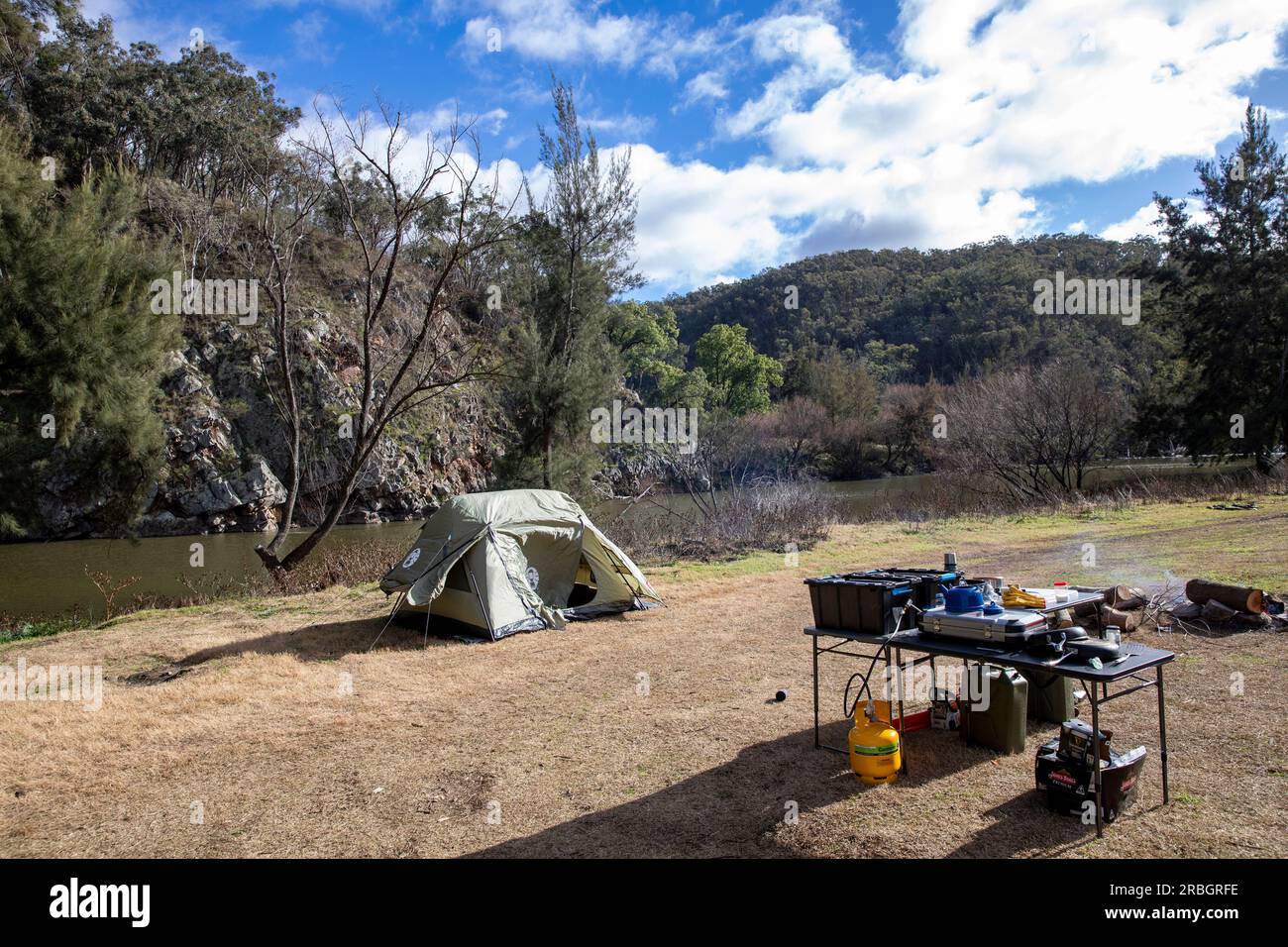 Juillet 2023 Camping d'hiver en Nouvelle-Galles du Sud, camping sauvage au Randwick Hole sur la piste de Hill End Bridle, Nouvelle-Galles du Sud, Australie Banque D'Images