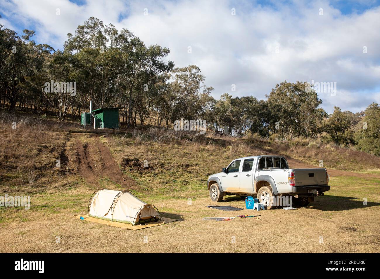 Hill End Bridle Track en Nouvelle-Galles du Sud avec camping à côté de la piste à côté de Macquarie River, Nouvelle-Galles du Sud, Australie Banque D'Images