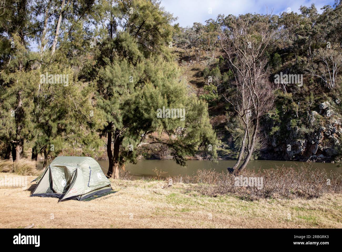 Tente au bord de la rivière Macquarie sur la piste de Hill End Bridle, Nouvelle-Galles du Sud, Australie camping en hiver Banque D'Images