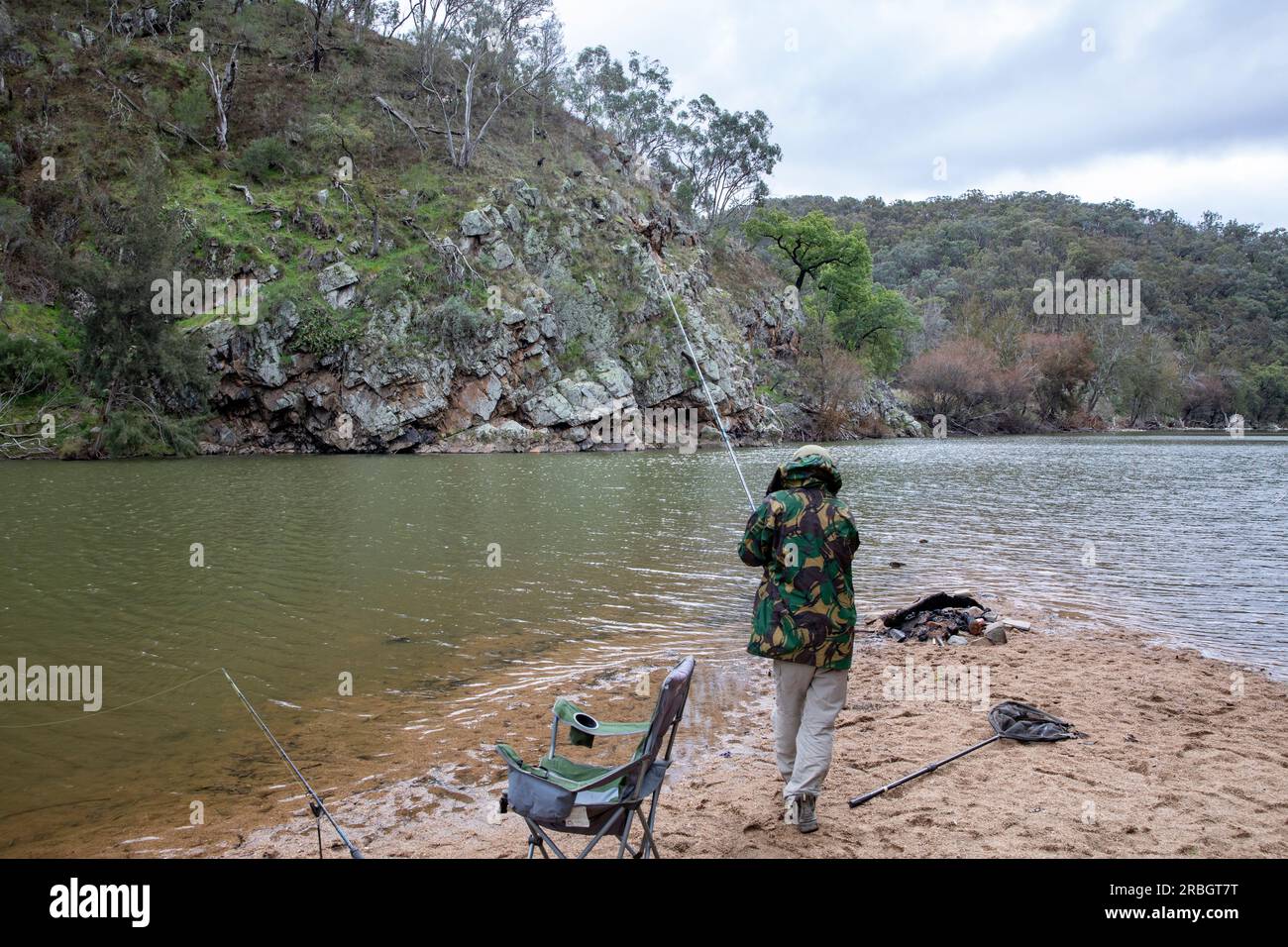 Juillet 2023, homme australien pêchant des poissons de carpe dans la rivière Macquarie à Hill End Bridle Path, Nouvelle-Galles du Sud, Australie Banque D'Images