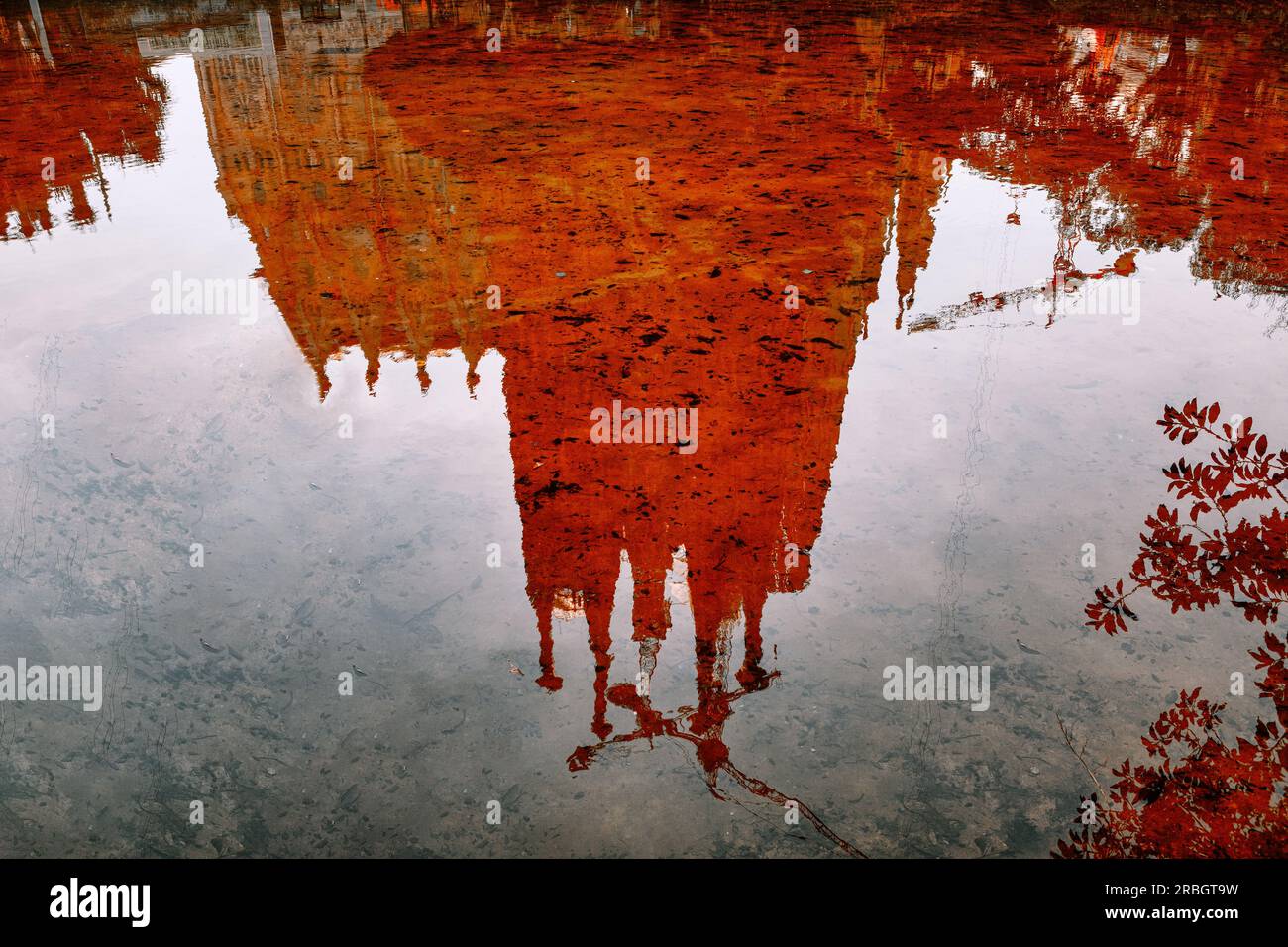 Reflet de la Sagrada Familia dans l'eau . Reflet de l'Église dans la flaque d'eau Banque D'Images