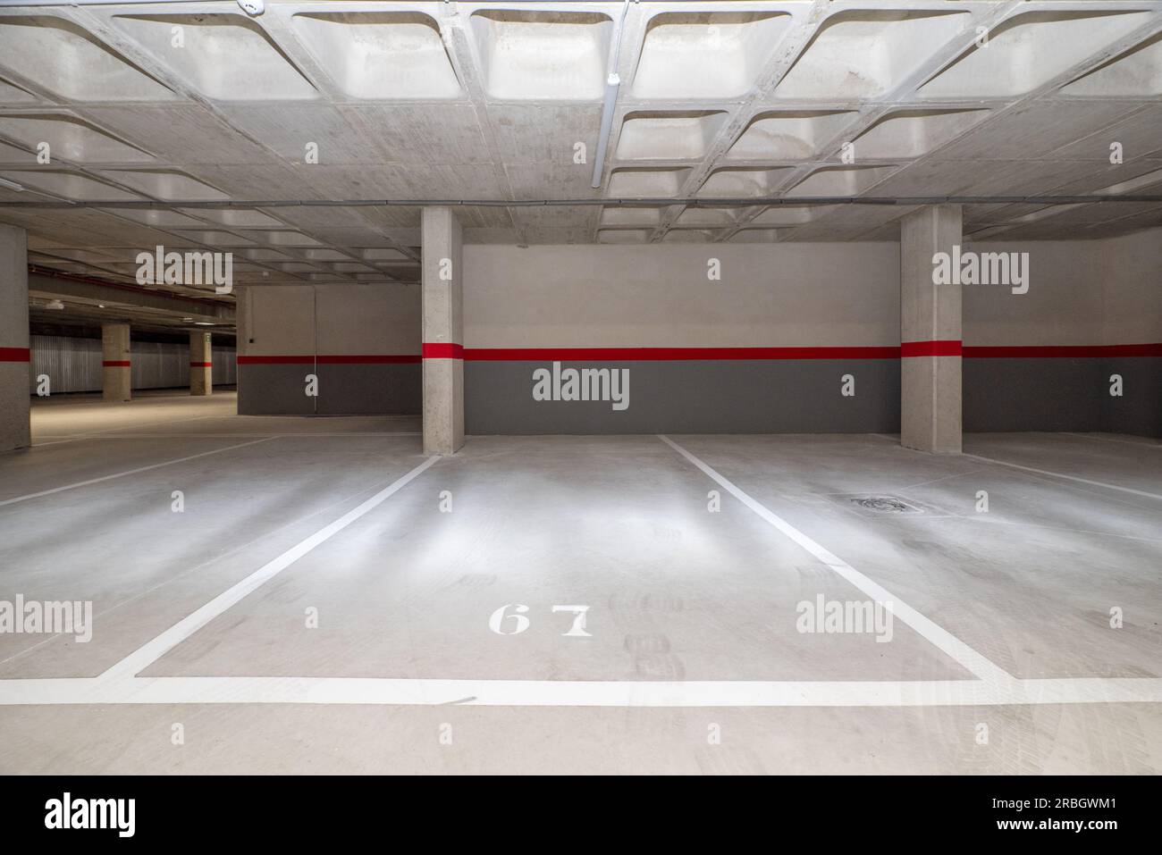Un garage avec planchers en béton poli et plafonds en béton avec les espaces complètement vides Banque D'Images