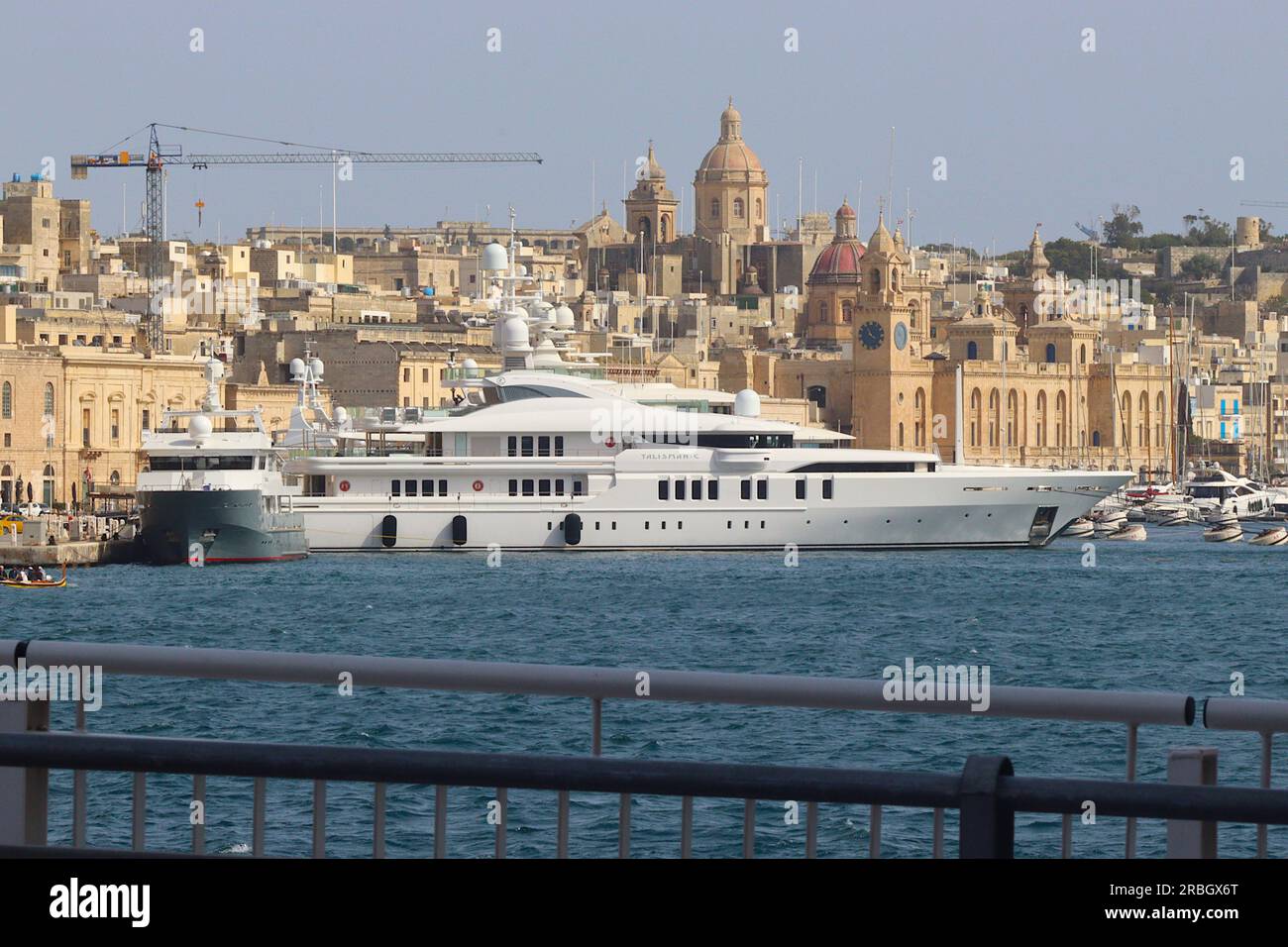 Talisman C, un super yacht privé de luxe de 60 millions de dollars de 70,5 mètres appartenant aux frères Pears, amarré dans le Grand Harbour, la Valette, Malte, avril 2023. Banque D'Images
