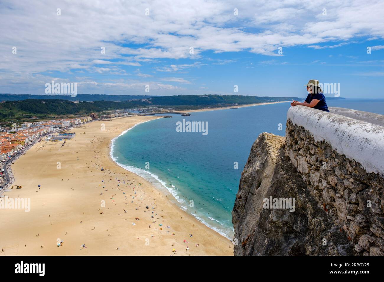 Touriste admirant la vue de Praia da Nazare, Village de Nazare, Nazaré Beach depuis Miradouro do Suberco, Nazare, Portugal Banque D'Images