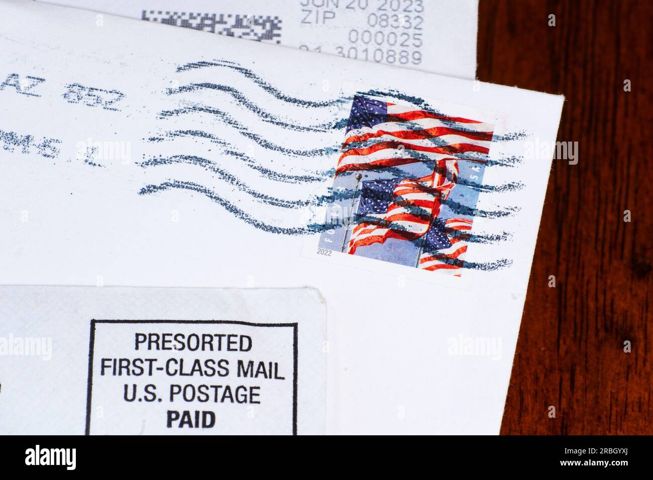 Lake Elsinore, CA, USA - 9 juillet 2023 : timbre-poste américain annulé sur enveloppe Banque D'Images