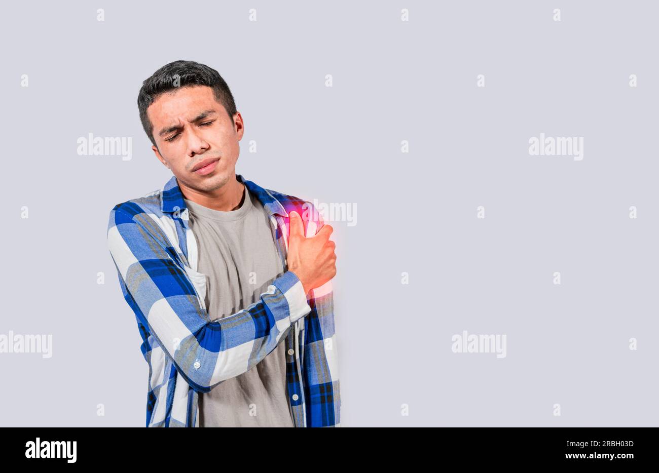 Personne avec douleur au cou sur fond isolé. Concept de douleur au cou et de stress, Homme avec douleur musculaire au cou, gros plan d'un homme avec douleur au cou Banque D'Images